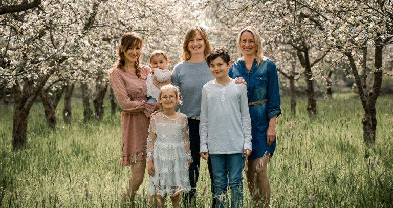 Familienportrait in einer Apfelplantage
